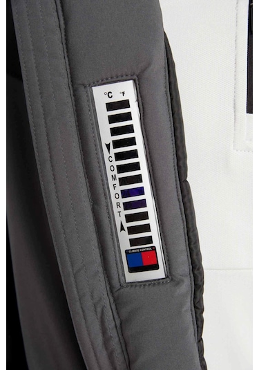 DeFactoFit Termometreli Mont Su İtici Rüzgar Geçirmez Slim Fit Dar Kesim Kapüşonlu Fermuarlı A2756AX24WNBK81