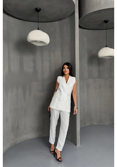 Leyla Sanat Sanata Yeni Bir Bakış Açısı Jakar Kumaş Yelek - Pantolon Takım - Beyaz Beyaz