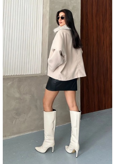 Kadın Bej Kürk Yakalı Kısa Ceket Kaşe Kumaş Oversize Geniş Kol Düğmeli Kışlık Ekru