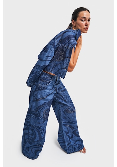 Kadın Mavi Renk Parlak Taş Detaylı Crop Fit Denim Ceket