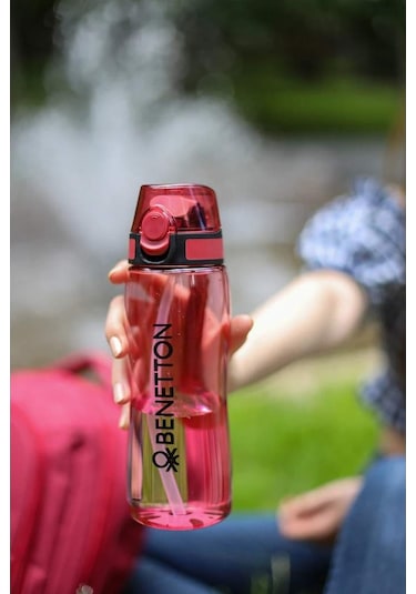 United Colors Of Benetton Pipetli Ve Kilitli Kapak Tritan Matara Suluk 700 Ml