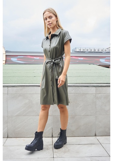 Kadın Hafif Likralı Ekolojik Deri Yakalı Düşük Omuzlu Yan Cepli Düğmeli Diz Boy Elbise-haki Haki