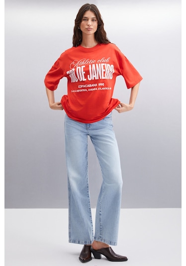 Malıka Kadın %100 Organik Pamuklu Şehir Tema Baskılı Oversize Bisiklet Yaka Kırmızı T-shirt