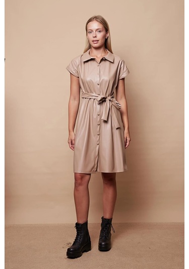 Kadın Hafif Likralı Ekolojik Deri Yakalı Düşük Omuzlu Yan Cepli Düğmeli Diz Boy Elbise-bej Bej