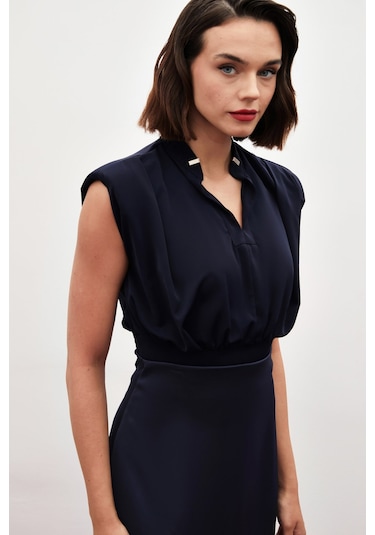 Sateen Yaka Aksesuarlı Kolsuz Bluz - Lacivert-134848 Lacivert