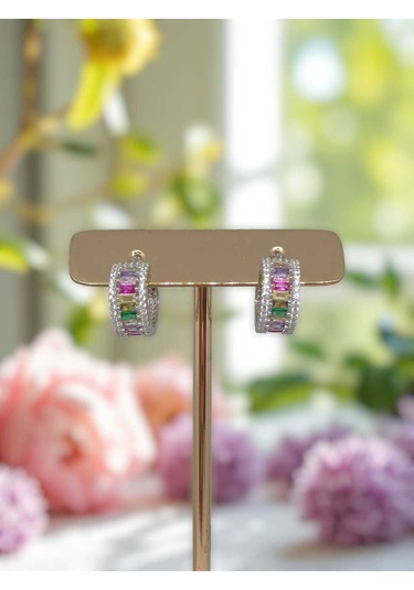 Rengarenk Taşlı 925 Ayar Gümüş Halka Görünümlü Çivi Model Küpe Gösterişli Ve Işıltılı Tasarım Gümüş