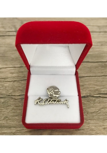 Atatürk İmzalı Ve Büstlü Şık Kutulu Yaka Rozeti Gümüş