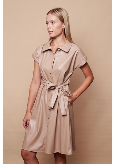 Kadın Hafif Likralı Ekolojik Deri Yakalı Düşük Omuzlu Yan Cepli Düğmeli Diz Boy Elbise-bej Bej