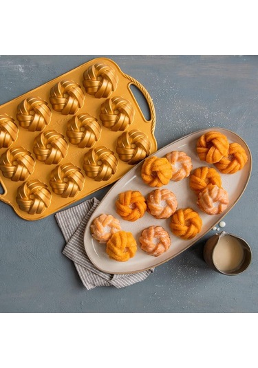 Nordicware 75. Yıl Özel 12 Li Mini Örgü Bundt Kek Kalıbı Renkli