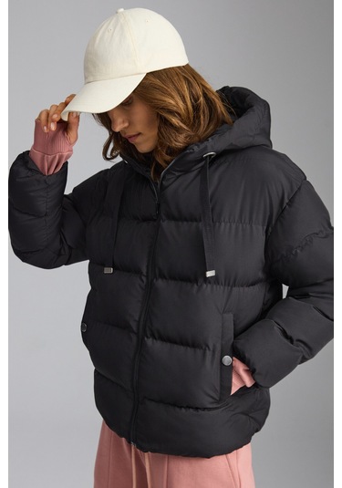 Chantal Kadın Kapüşonlu Kolu Lastikli Rüzgar Geçirmez Çift Cepli Şişme Siyah Mont