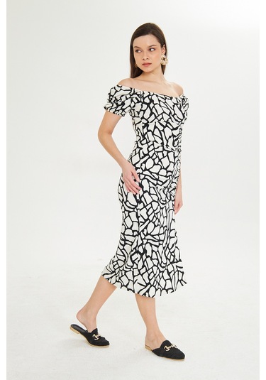 Siyah Beyaz Desenli Kalp Yaka Yirtmacli Elbise Siyah