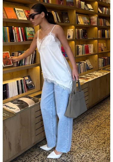 Madmext Beyaz Dantelli Asimetrik Kesim Saten Bluz Mg2694