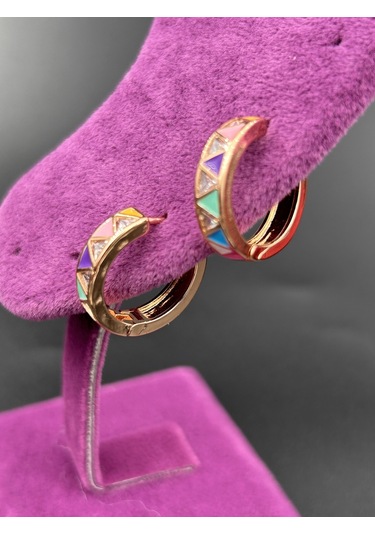 Çelik Çok Renkli Asimetrik Modelli Taşlı Gold Yuvarlak 1.8 Çap Kadın Halka Günlük Küpe Çok Renkli