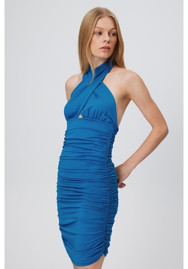 BÜZGÜLÜ BOYUNDAN ASKI MİDİ ELBİSE SAKS MAVİ