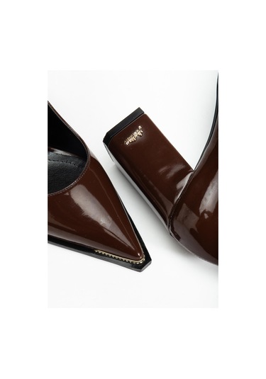 Suins Premium Verty Model Kadın Kalın Topuklu Burnu Taşlı Rugan Stiletto Ayakkabı Kahve