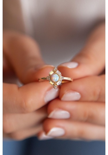 Kare Tasarım Beyaz Opal Altın Yüzük