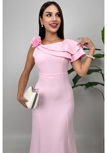 Delvira Drapeli Tek Omuz Çiçek Detaylı Uzun Pembe Abiye Elbise Pembe