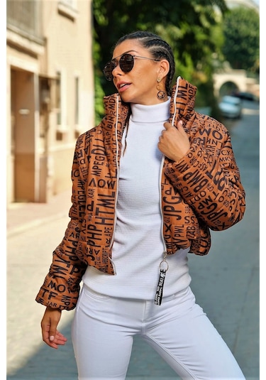 Kadın Kahverengi Yazılı Dik Yaka Su Geçirmez Kısa Şişme Mont