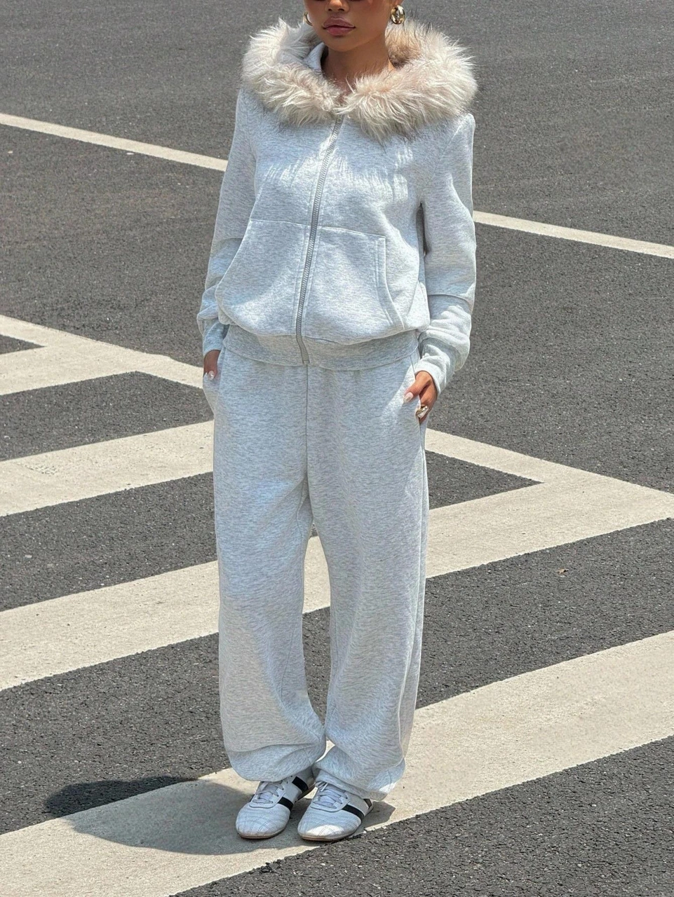 Kadın Gri Fermuarlı Kapüşonlu Sweatshirt Eşfoman Takımı Kürklü Kapüşon, Cepli, Rahat Kalıp Gri