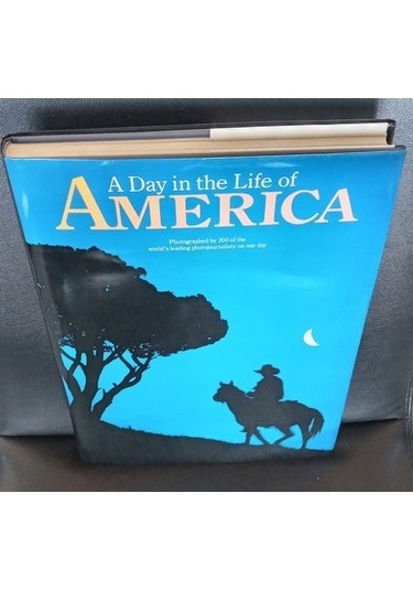 A Day İn The Life Of Amerıca / Photographed By 200 Of The World