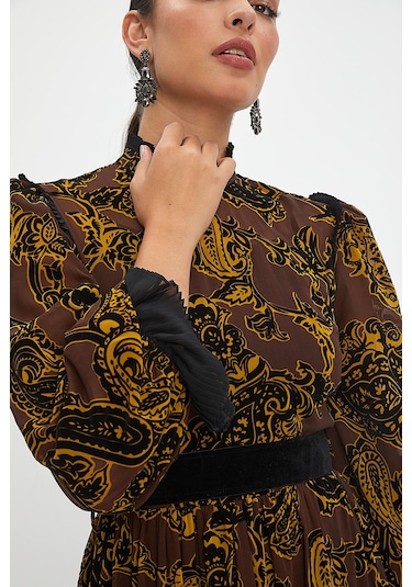 Desenli Ve Piliseli Elbise - Fırfır Detaylı, Şifon Ve Kemer Tasarımıyla Zamansız Şıklık Kahve