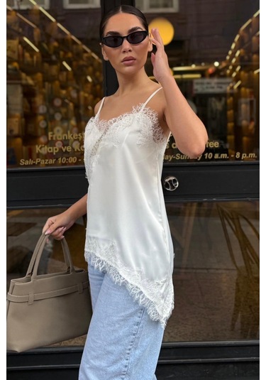 Madmext Beyaz Dantelli Asimetrik Kesim Saten Bluz Mg2694