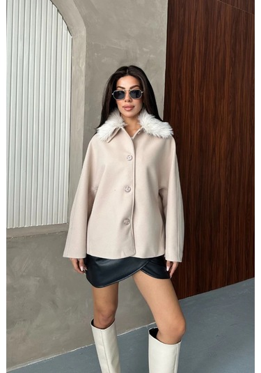 Kadın Bej Kürk Yakalı Kısa Ceket Kaşe Kumaş Oversize Geniş Kol Düğmeli Kışlık Ekru