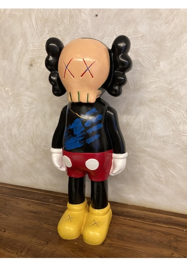 Kaws Büyük Ayakta