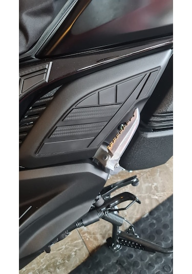 Yamaha Xmax 2024 Yeni Kasa  Artcı Ayak Kauçuk Koruma (Siyah)