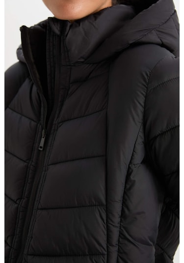 DeFactoFit Su İtici Uzun Şişme Mont Parka Kapüşonlu Slim Fit Dar Kesim Kapitoneli Fermuarlı Cepli A1556AX24WNBK81 Siyah