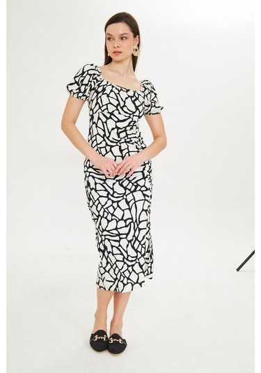 Siyah Beyaz Desenli Kalp Yaka Yirtmacli Elbise Siyah