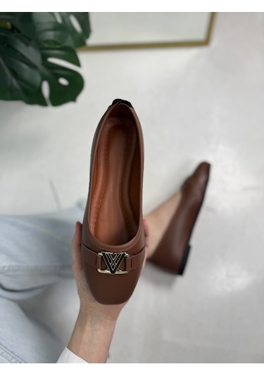 Günlük Kadın Babet V Tokalı Kısa Topuk Küt Burun Hafif Rahat Kalıp Tırtık Taban Ayakkabı 395 Taba