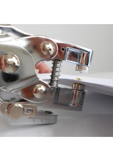 Aubyhe Metal Perforetatör, 30 Sayfa Kapasitesi, 4-13mm Uyumlu Giriş Derinliği, 5mm Delik Çapı - El İle Kullanım Gümüş