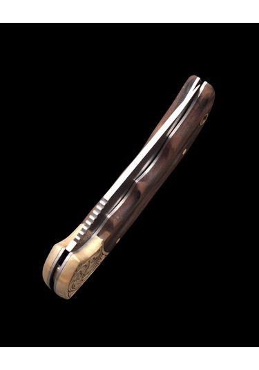 N690 Böhler Çelik Gravürlü Balçıklı Yaylı Çakı Bir Dokunuşla Hazır,her Durumda Güvenilir. Açık Kahverengi