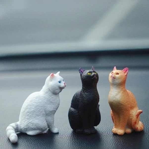 Trendooze Yatan Gri Kedi Heykeli, Gerçekçi Ev Ve Araba Dekoru