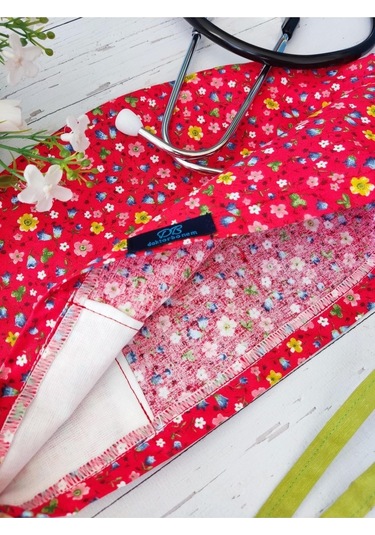 Tesettür Kırmızı Çıtır Çiçek Desenli Cerrahi Bone Doktor Hemşire Sağlıkçı Bonesi Geniş Kesim