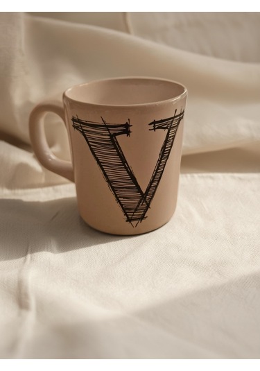 V Harfi Hediyelik Kupa Beyaz Seramik Çok Renkli