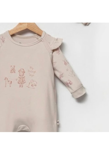 By Bubbles Sevimli Oyuncak Yandan Çıtçıt Açmalı Kız Bebek Tulum Bej