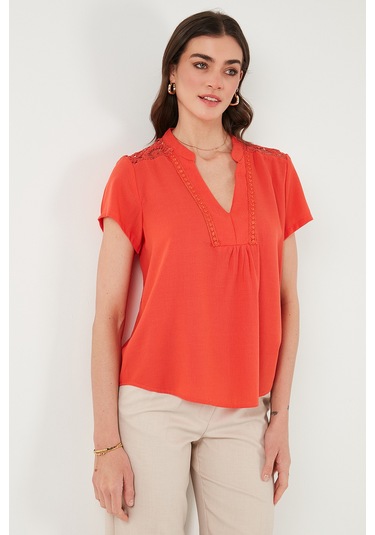 Lela Güpür Detaylı % 100 Pamuk Regular Fit V Yaka Bayan Bluz 611Bz0286 Nar Çiçeği Lela Güpür Detaylı % 100 Pamuk Regular Fit V Yaka Bayan Bluz 611Bz0286 Nar Çiçeği