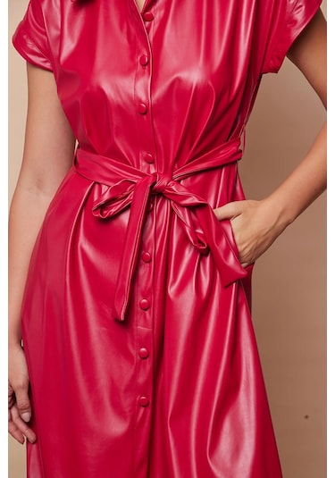 Kadın Hafif Likralı Ekolojik Deri Yakalı Düşük Omuzlu Yan Cepli Düğmeli Diz Boy Elbise-kırmızı Kırmızı