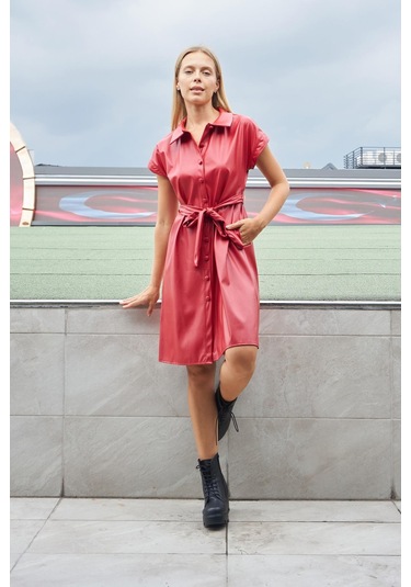 Kadın Hafif Likralı Ekolojik Deri Yakalı Düşük Omuzlu Yan Cepli Düğmeli Diz Boy Elbise-kırmızı Kırmızı