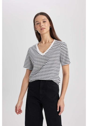 Defacto Regular Fit V Yaka Çizgili Kısa Kollu Tişört X2715AZ24SMBK81 Siyah Defacto Regular Fit V Yaka Çizgili Kısa Kollu Tişört X2715AZ24SMBK81 Siyah