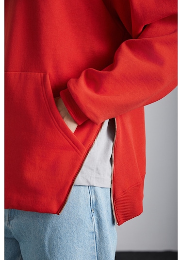 Santıagos Erkek Kangruru Cepli Fermuar Detaylı Arkası Yazı Baskılı Kırmızı Sweatshirt