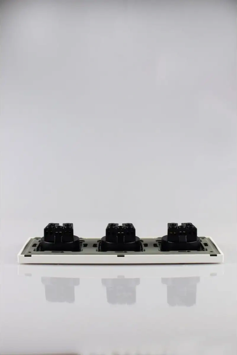 Vo'stabl Topraklamalı Üçlü Beyaz Priz. 145898790 103