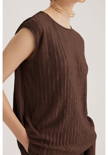 Kahverengi Yuvarlak Yaka Kolsuz Pliseli Bluz Desenli