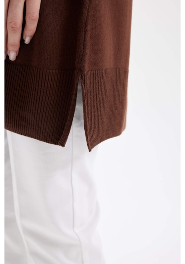 Defacto Regular Fit Bisiklet Yaka Yandan Yırtmaçlı Basic Düz Kazak Tunik H3431AZ24AUBN468 Kahverengi
