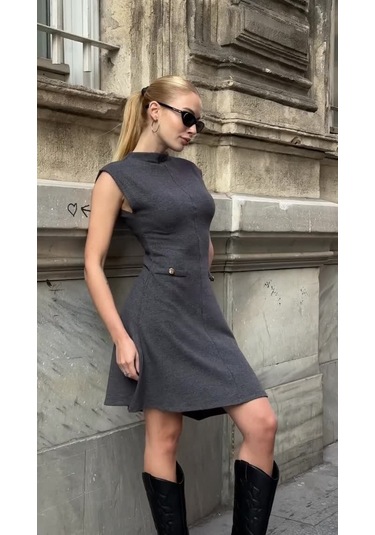 Kadın Dik Yaka Asimetrik Etekli Beli Tokalı Kolsuz Şık Tasarım Elbise Gri