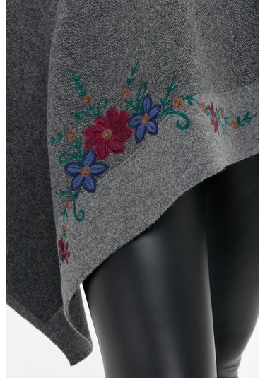 Desen Triko Üç Çiçekli Nakış İşlemeli Kadın Yün Şal 24055 Füme