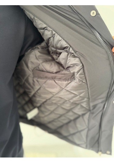 İçi Kapitoneli Kapüşonlu Şişme Mont Siyah