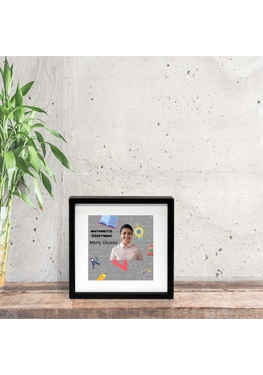Matematik Öğretmelerine Özel Resimli Yapışkanlı Sök Tak Paspartulu Pola Çerçeve 1 Adet